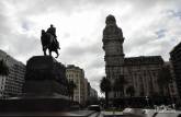 A imponente estátua em honra ao General Artigas, o maior heroi nacional, na Plaza Independencia, no Centro Velho de Montevideo, no Uruguai